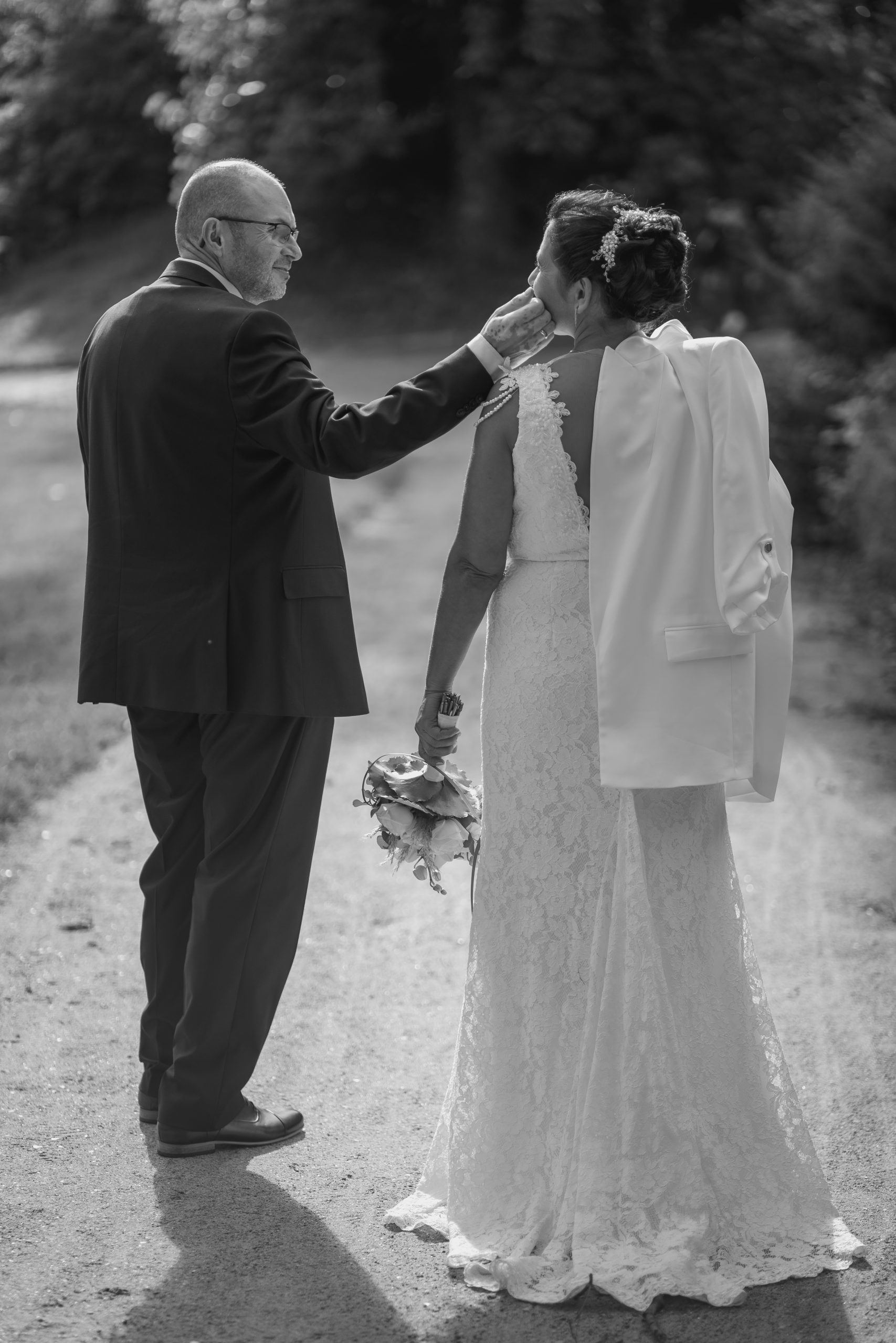 Bräutigam streichelt Wange