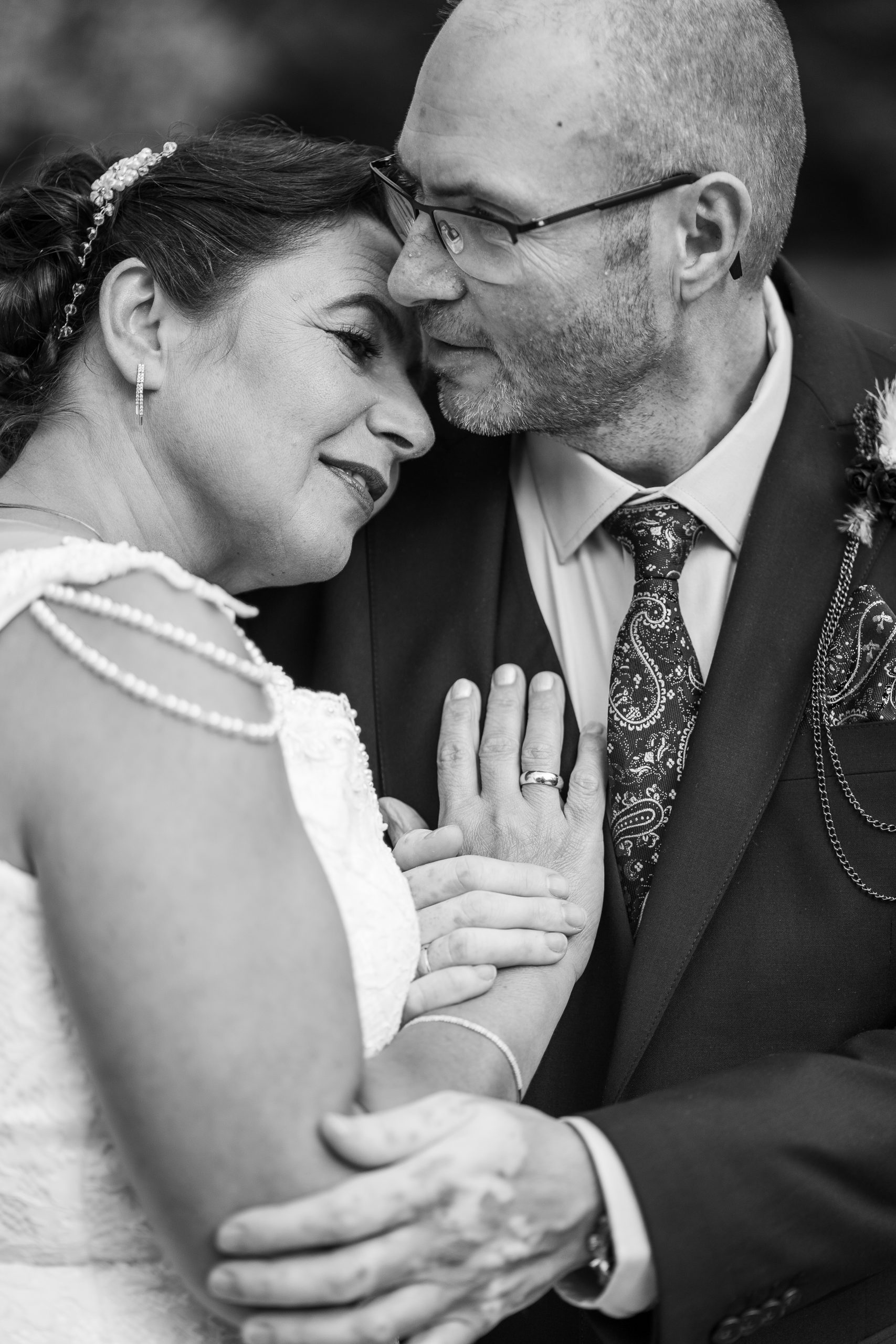 Brautpaar umarmt sich