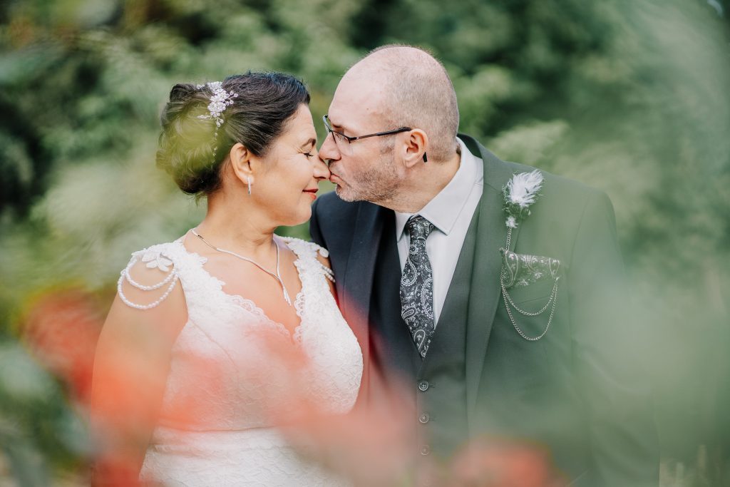 Bräutigam küsst Braut