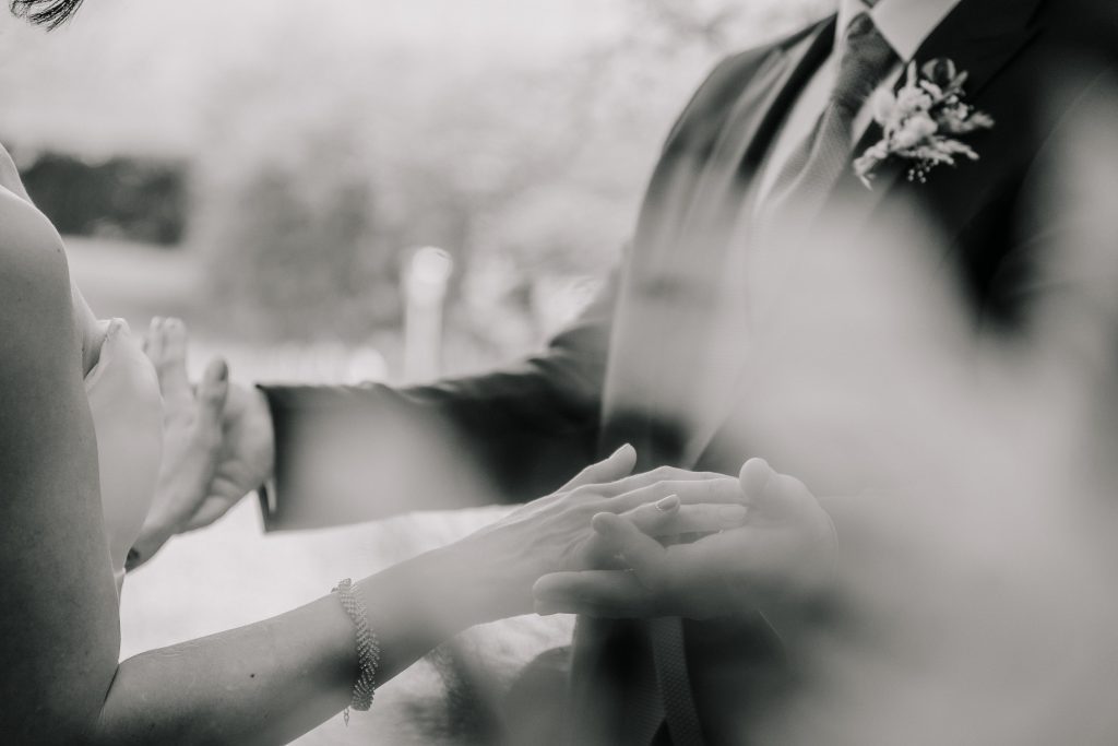 Braut und Bräutigam schwarz weiß Details