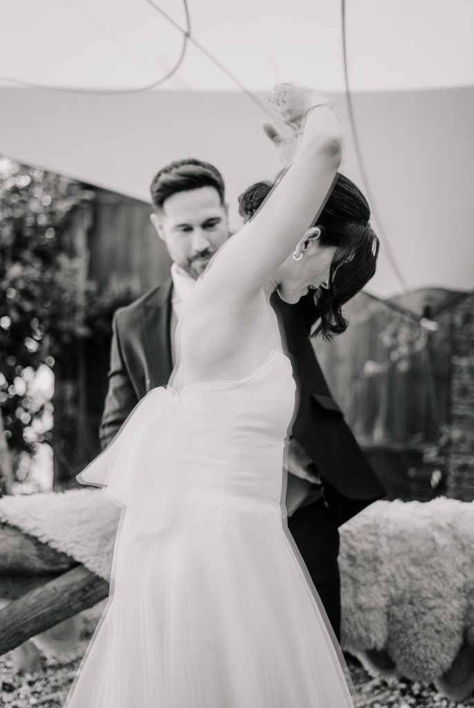 Braut dreht sich für Bräutigam