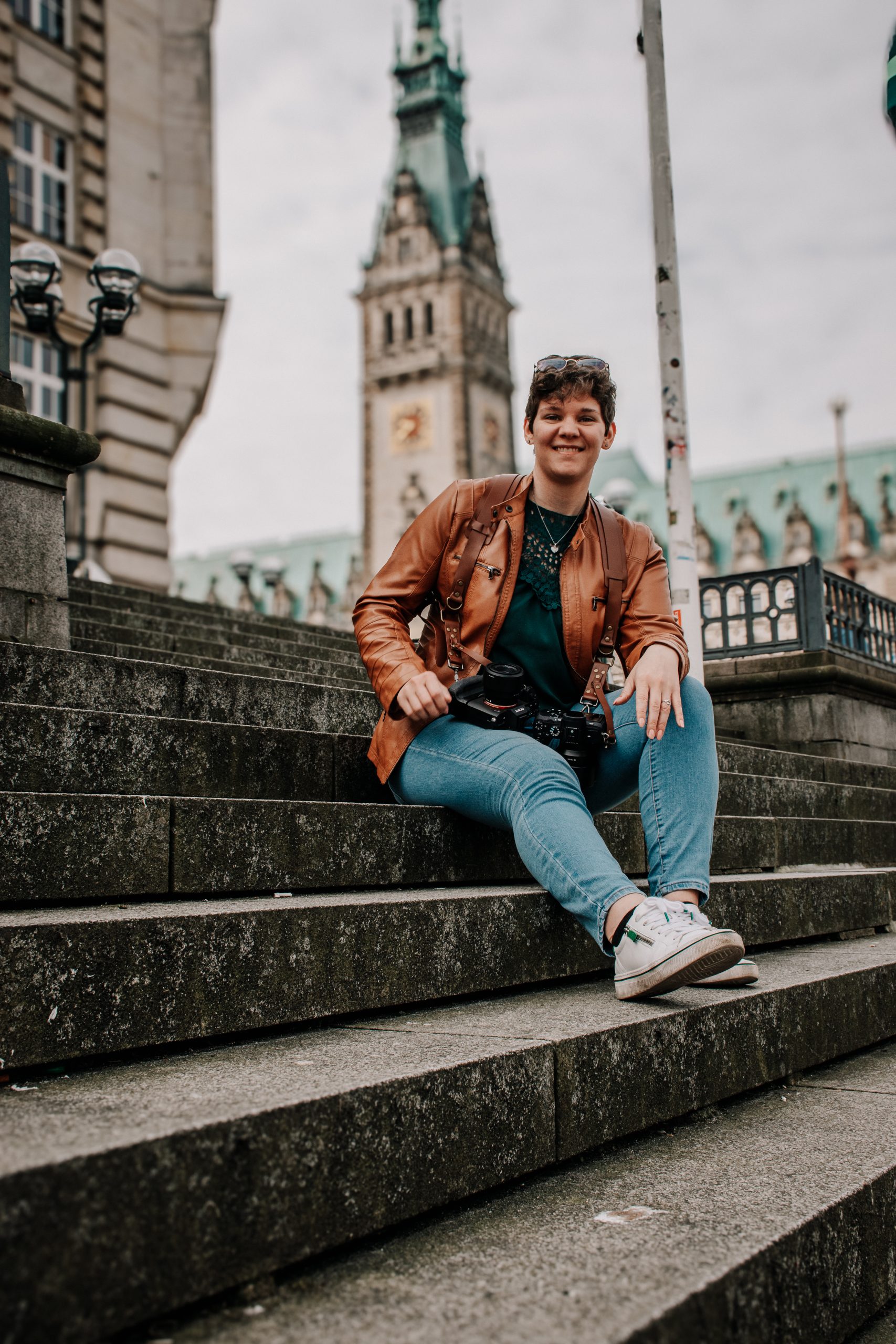 Sabrina auf der Treppe sitzend