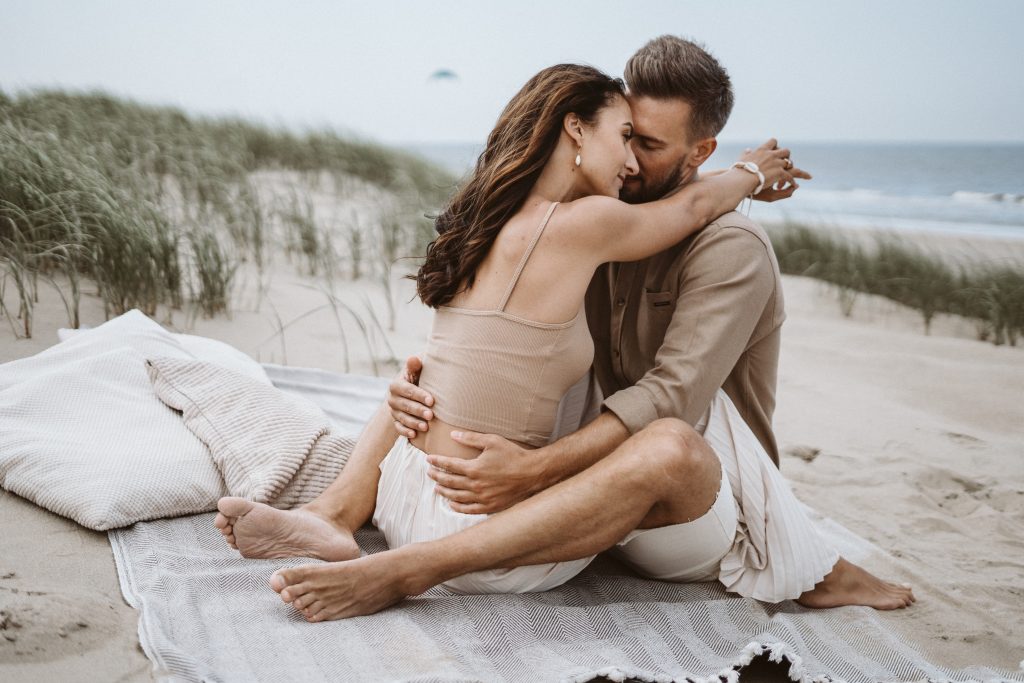 Liebespaar am Strand Picknickdecke