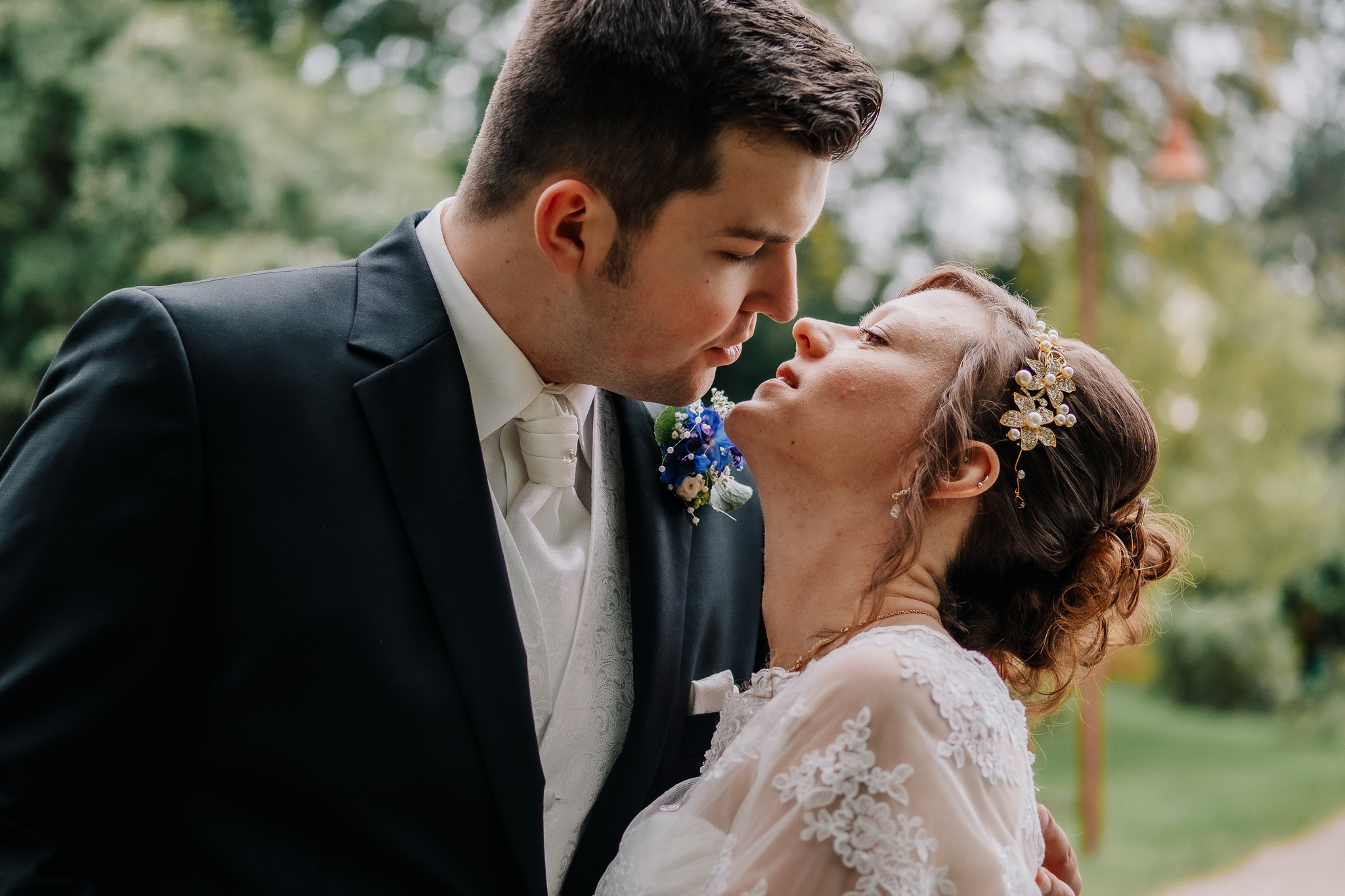 Brautpaar kurz vorm Kuss