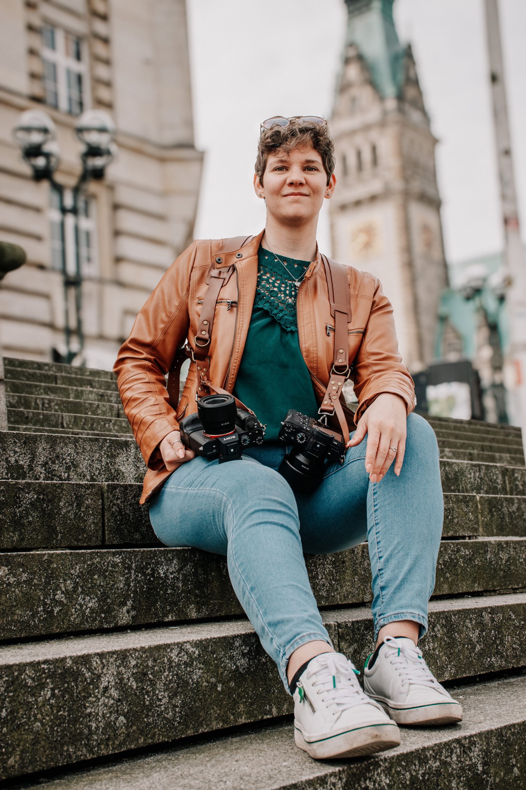 Sabrina auf der Treppe vorm Rathaus Hamburg