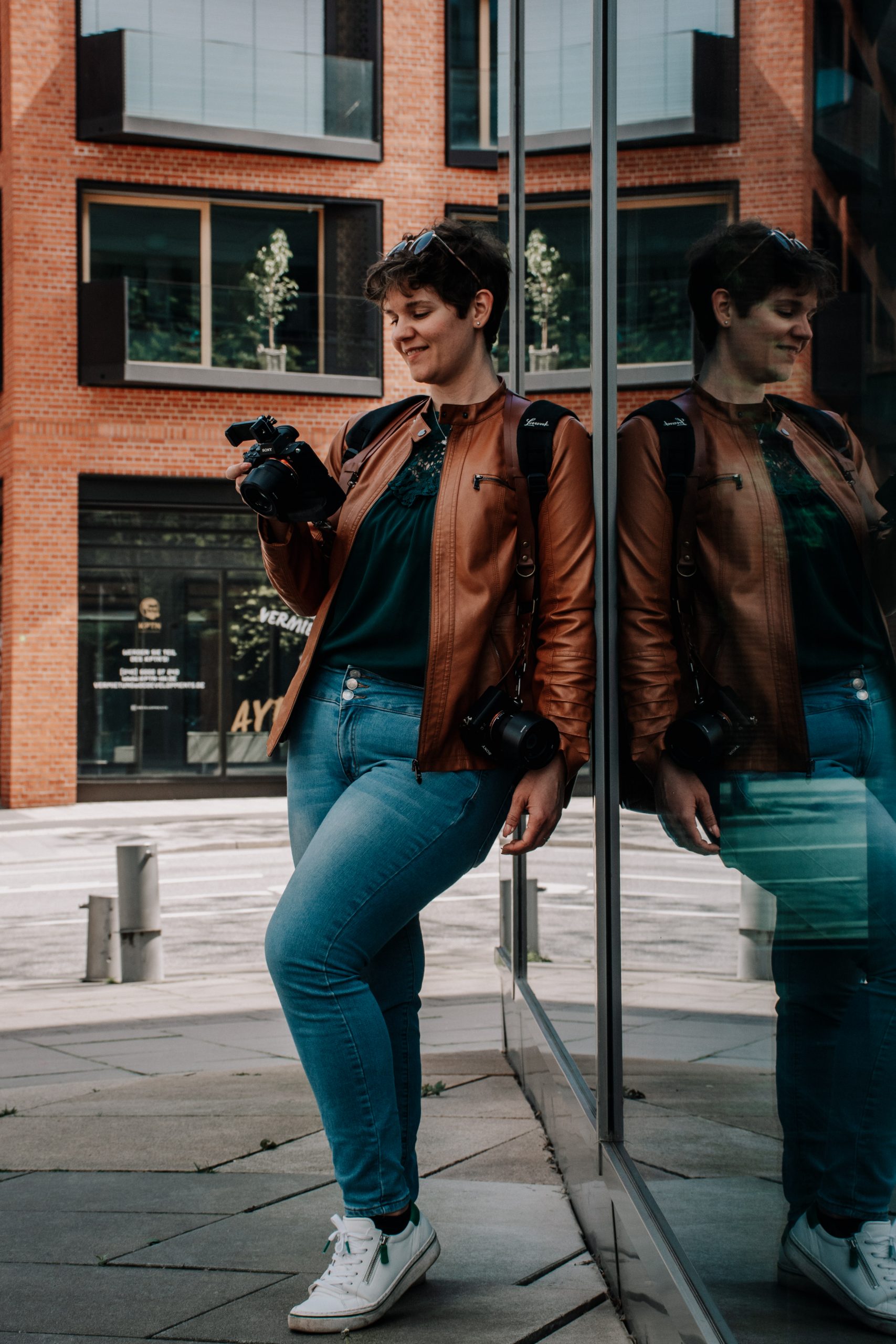 Sabrina an Glasfenster angelehnt Hamburg