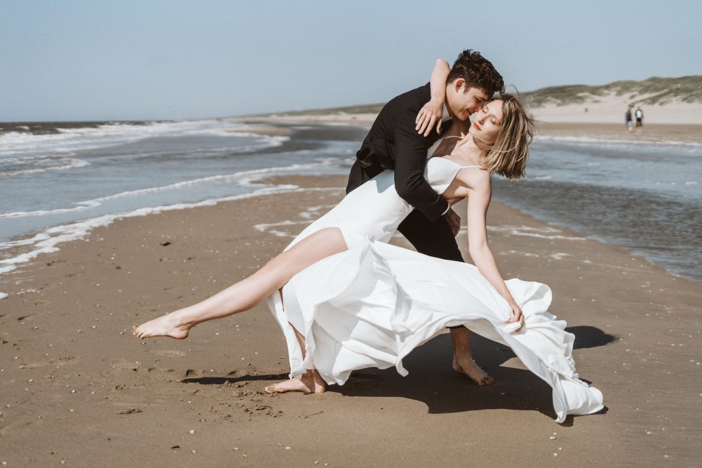 Brautpaar am Strand von Holland