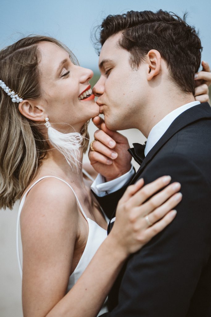 Brautkuss am Strand