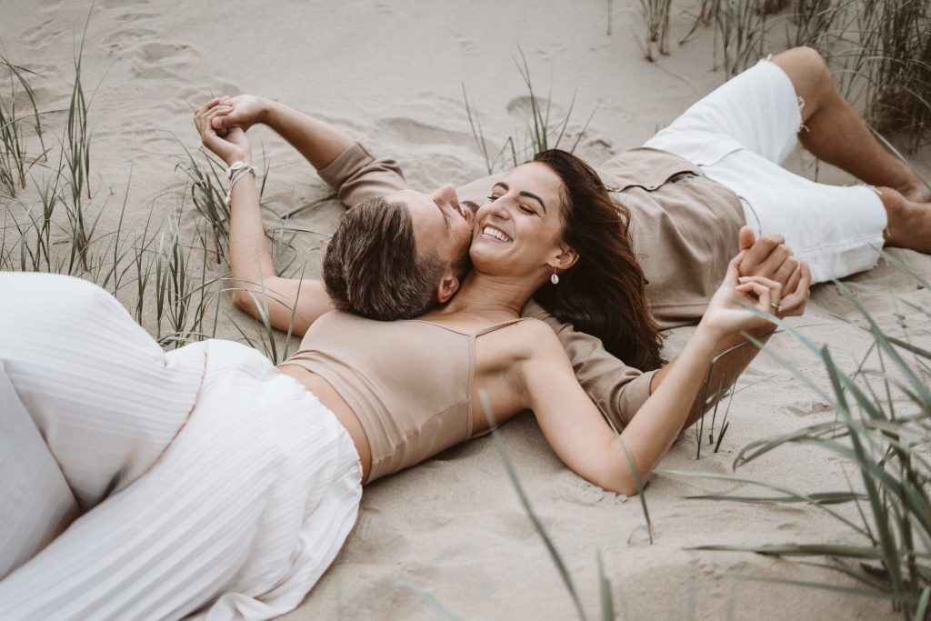 Pärchen liegt in den Dünen