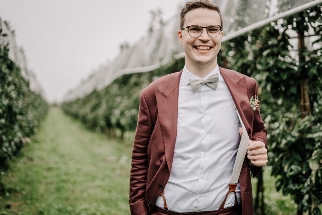 Bräutigam lächelt in die Kamera