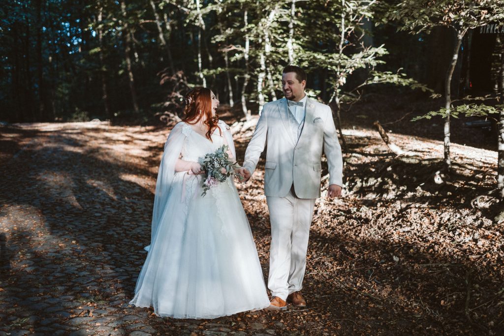 Brautpaar geht im Wald spazieren