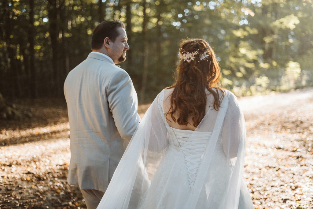 Brautpaar geht in den Sonnenuntergang