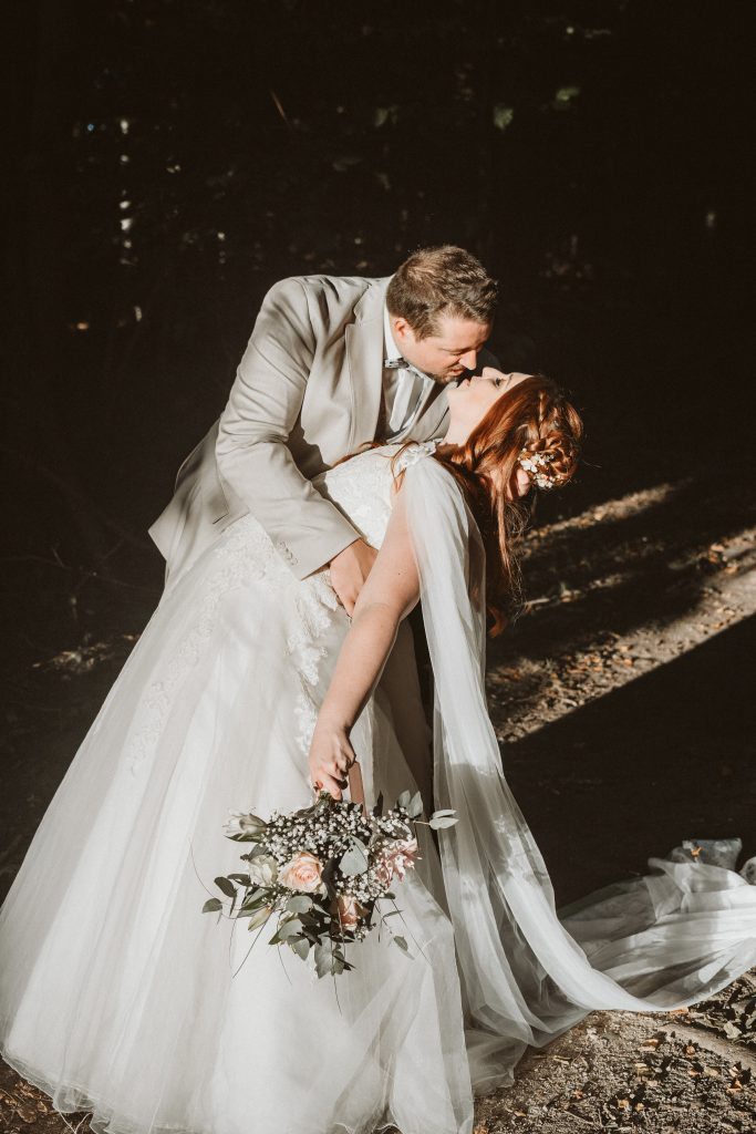 Kuss im Sonnenuntergang im Wald