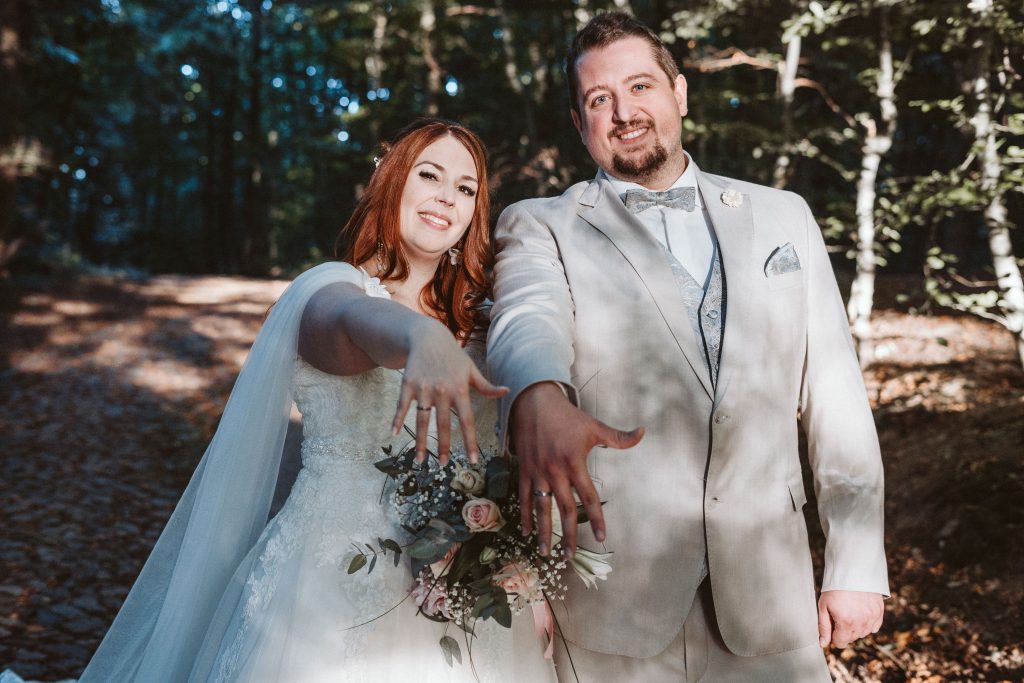 Ringe vom Brautpaar an den Händen