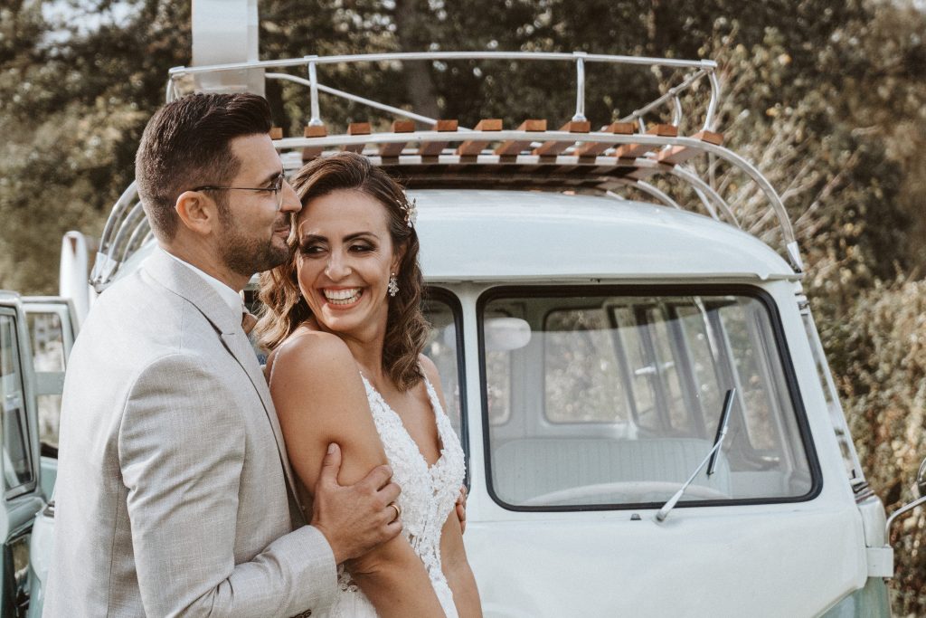 Hochzeitspaar am Oldtimer VW Bully