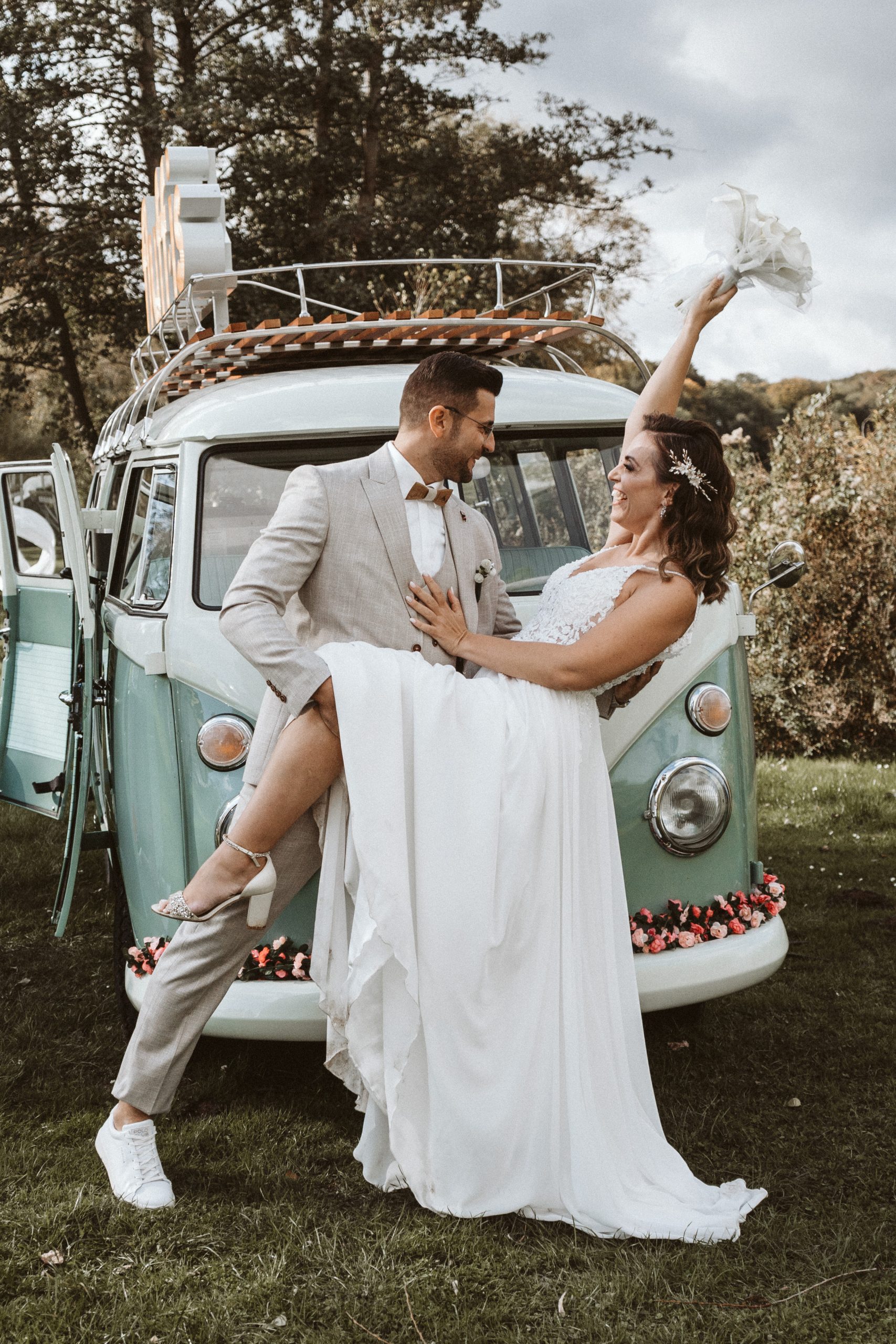 Brautshooting vor einem Oldtimer