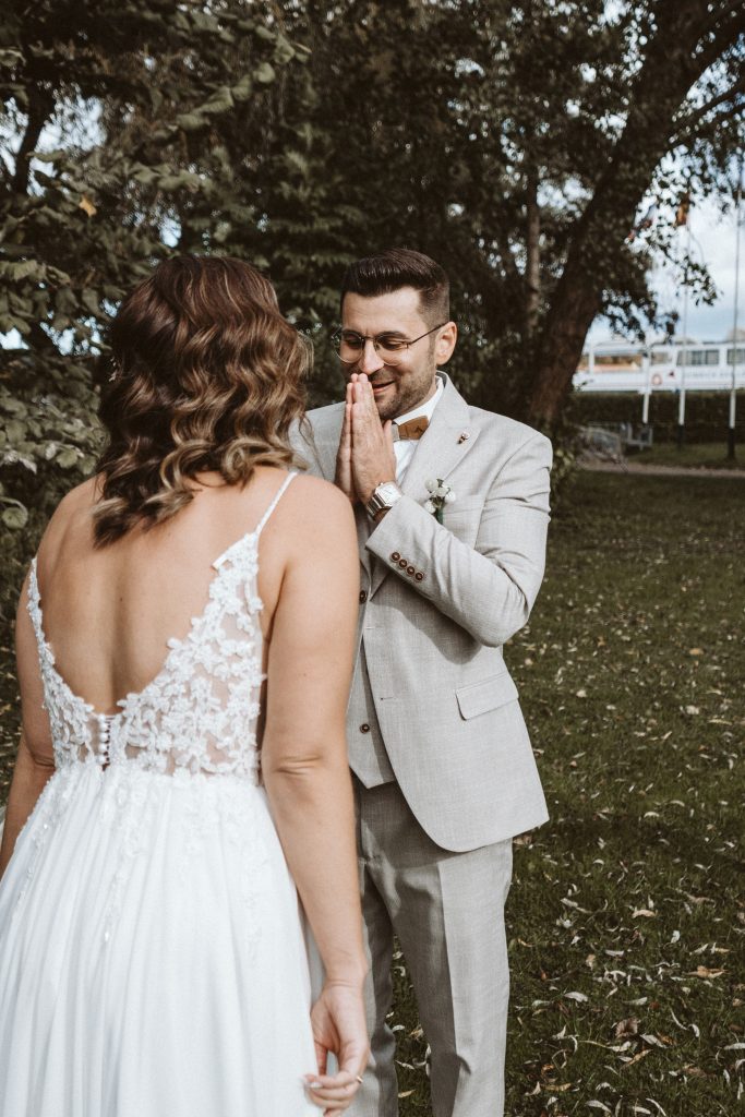 Bräutigam sieht seine Braut zum ersten mal