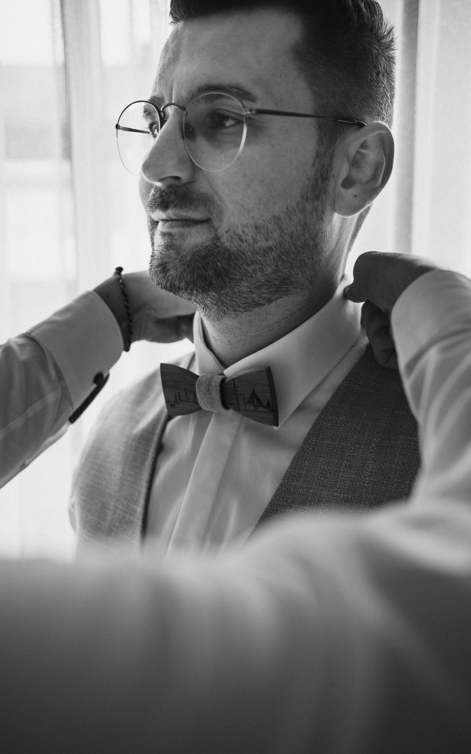 Bräutigam bekommt Hilfe beim Anziehen Getting Ready