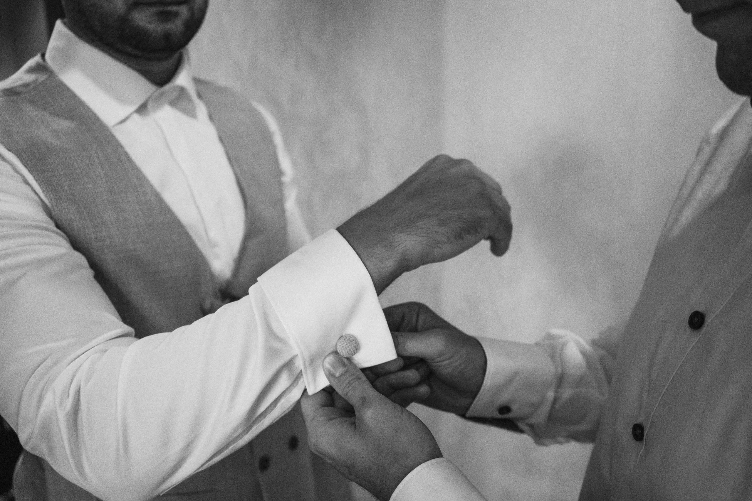 Bräutigam bekommt Hilfe beim Anziehen