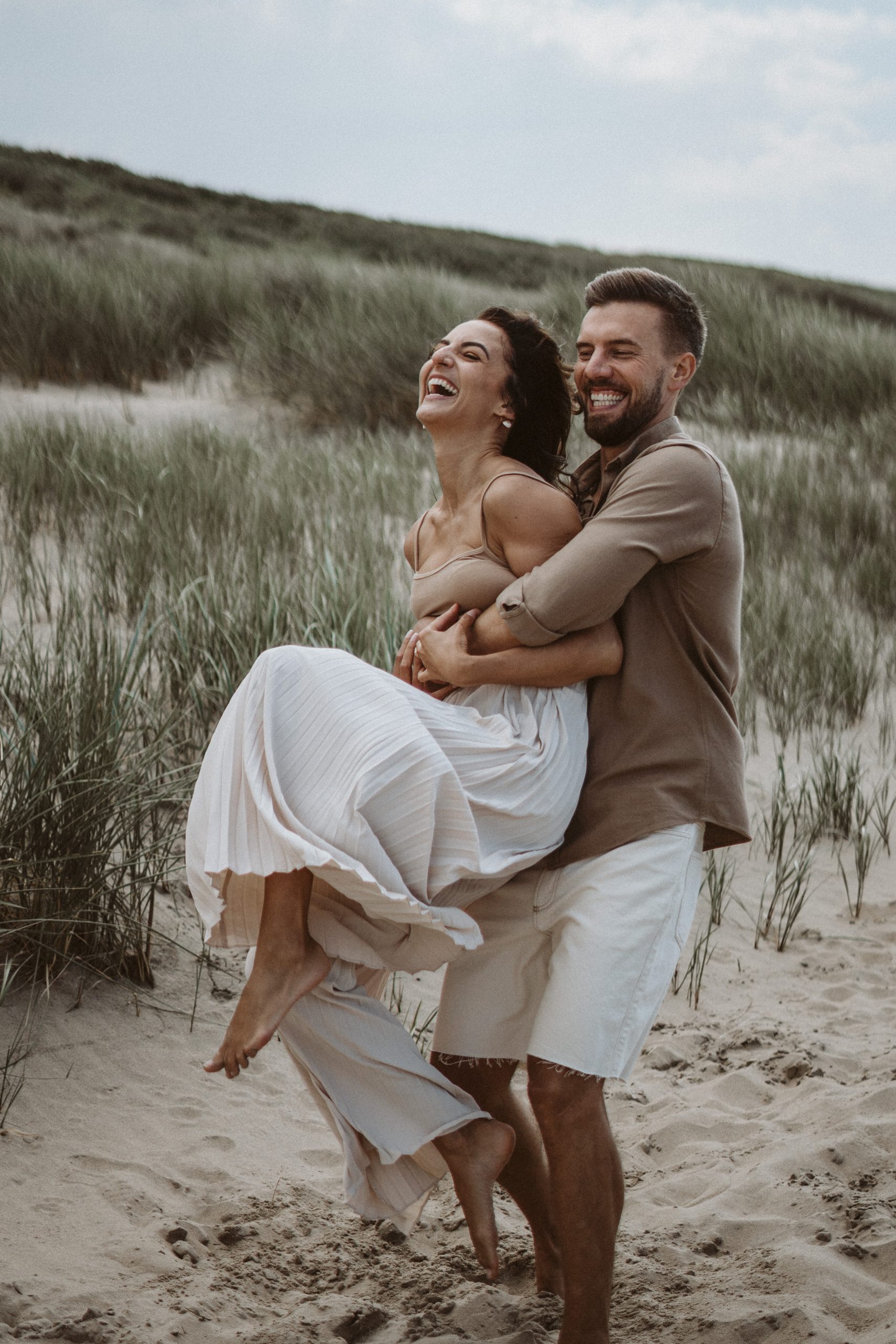 Couple am Strand hat Spaß miteinander
