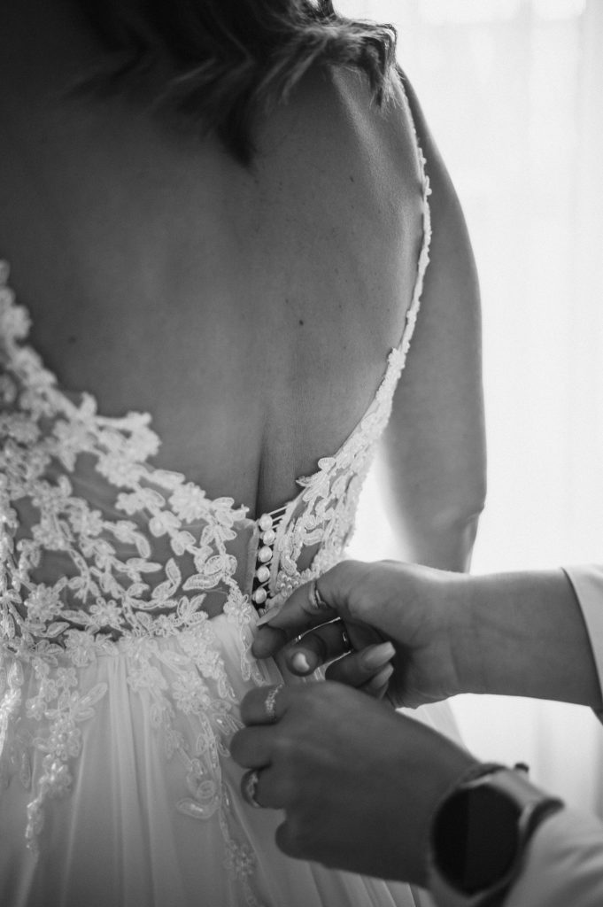 Brautkleid schließen Getting Ready