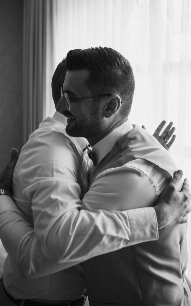 Bräutigam umarmt Trauzeugen