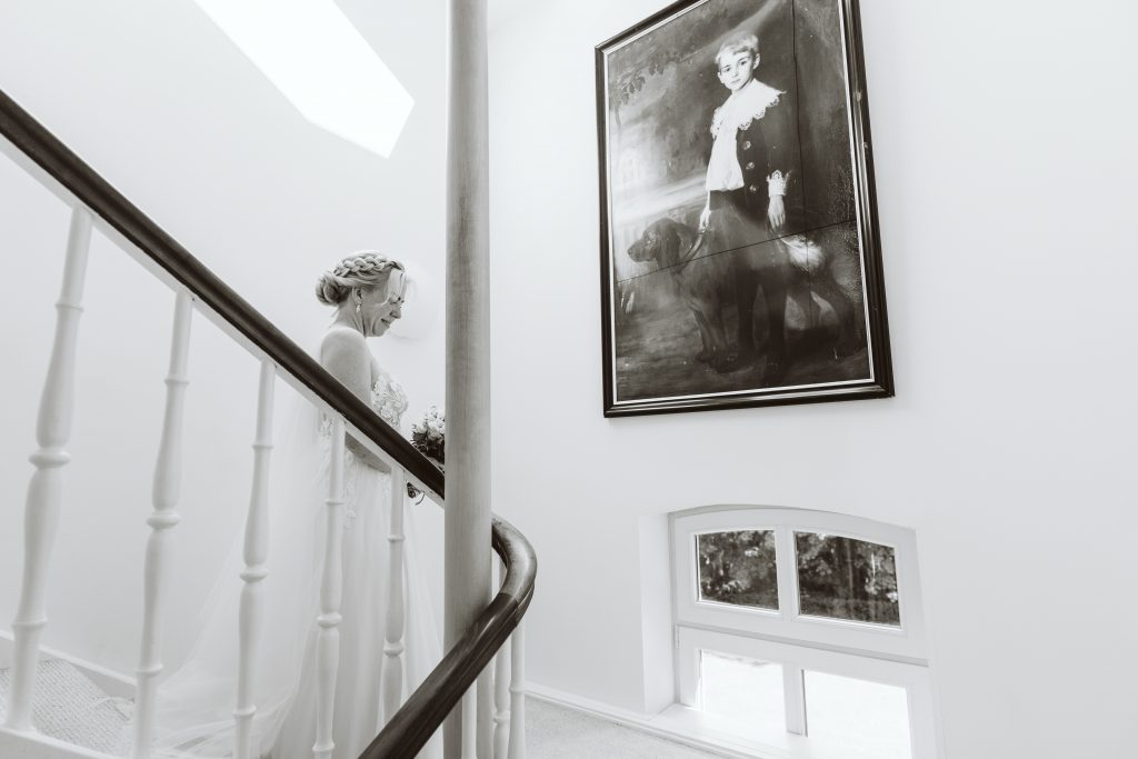 Braut geht die Treppe herunter