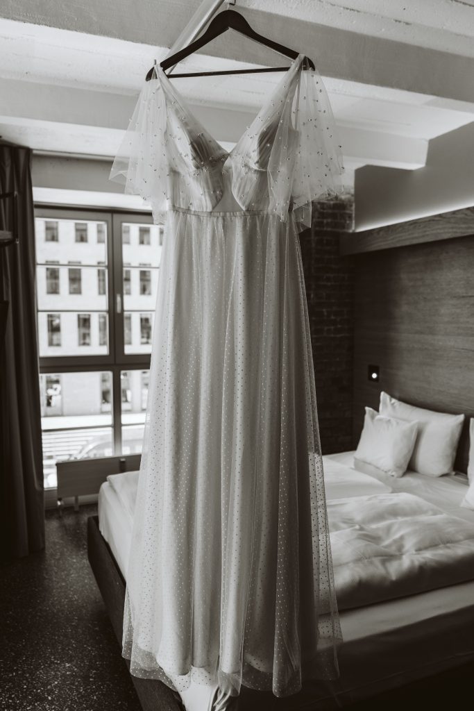 Brautkleid im Hotelzimmer