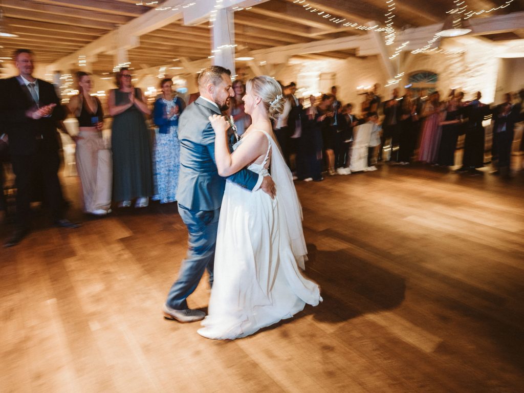 Hochzeitspaar hat seinen ersten Tanz